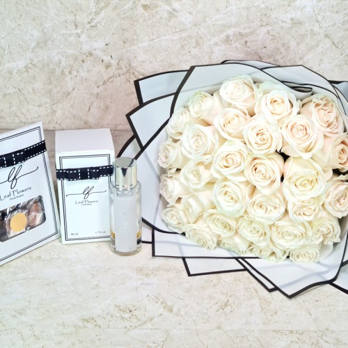 Hand Bouquet Of 30 Roses With Gifts