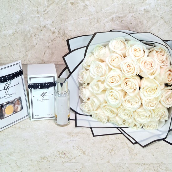 Hand Bouquet Of 30 Roses With Gifts Hand Bouquet Of 30 Roses With Gifts